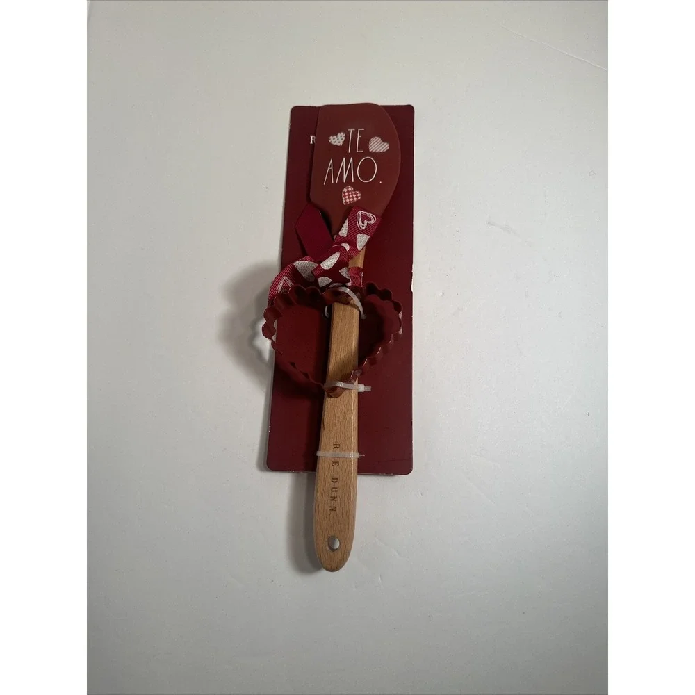 NWT  Rae Dunn Red Silicone Valentines Day Spatula Cookie Cutter Set Te Amo